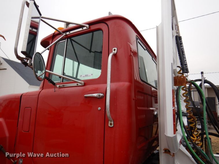 image for item IM9852 2001 Mack RD Series  semi truck