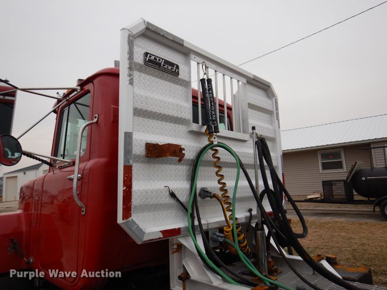 image for item IM9852 2001 Mack RD Series  semi truck