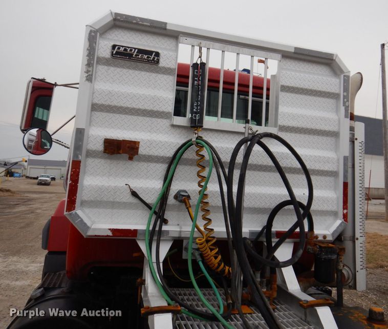 image for item IM9852 2001 Mack RD Series  semi truck