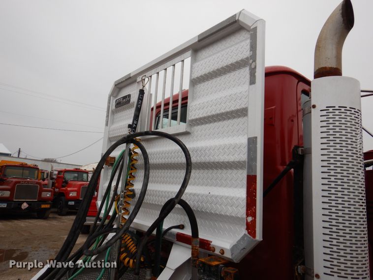 image for item IM9852 2001 Mack RD Series  semi truck