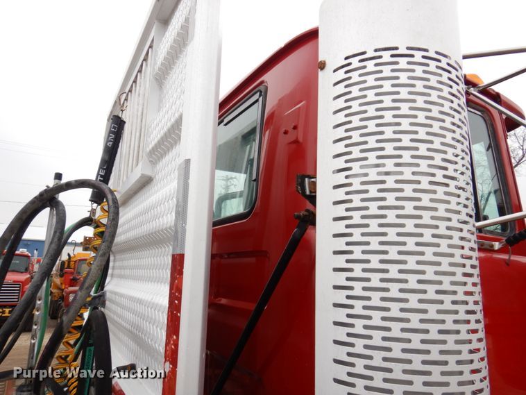 image for item IM9852 2001 Mack RD Series  semi truck