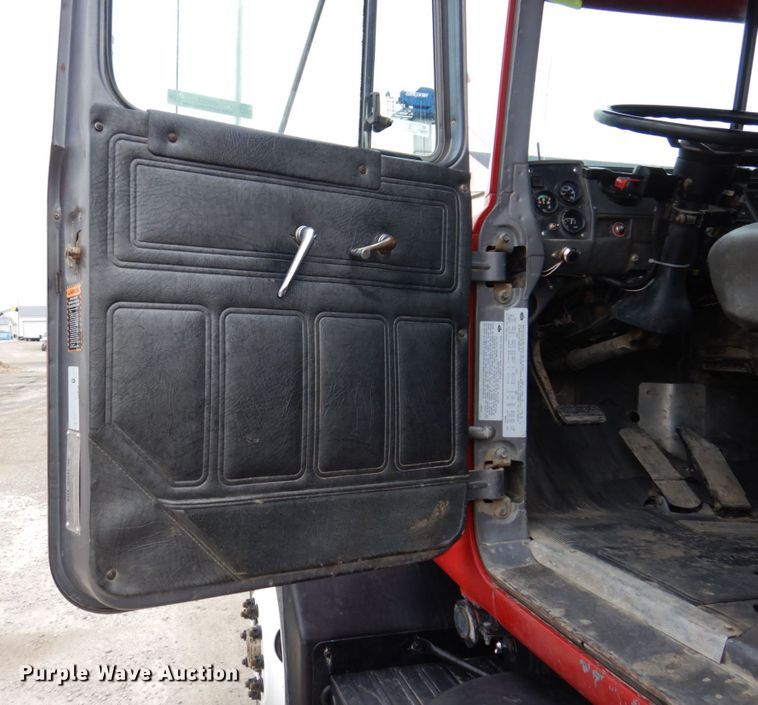 image for item IM9852 2001 Mack RD Series  semi truck