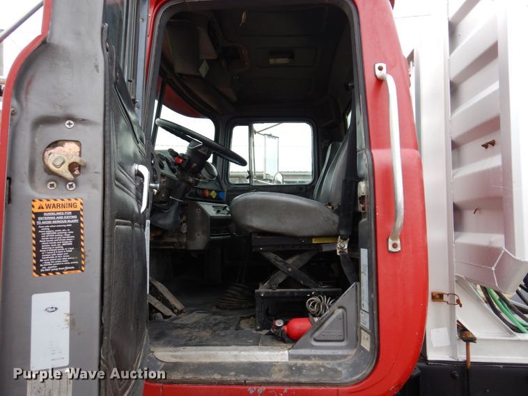 image for item IM9852 2001 Mack RD Series  semi truck