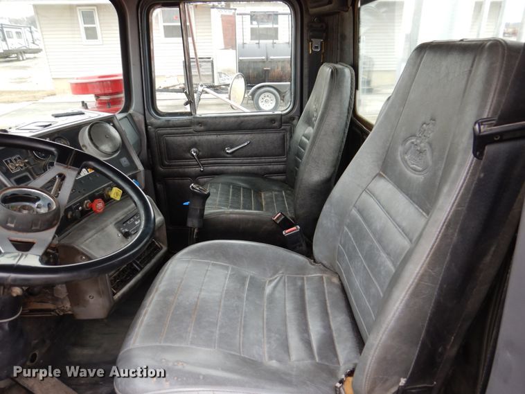 image for item IM9852 2001 Mack RD Series  semi truck