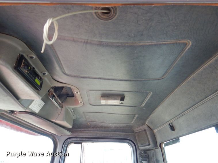 image for item IM9852 2001 Mack RD Series  semi truck