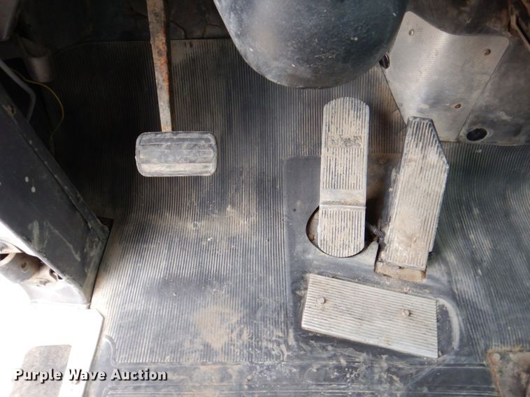 image for item IM9852 2001 Mack RD Series  semi truck