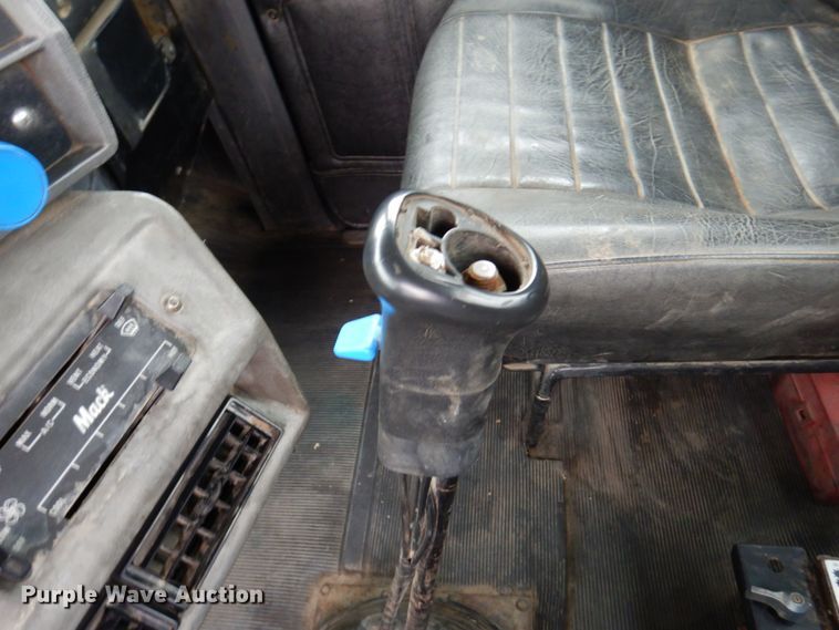 image for item IM9852 2001 Mack RD Series  semi truck