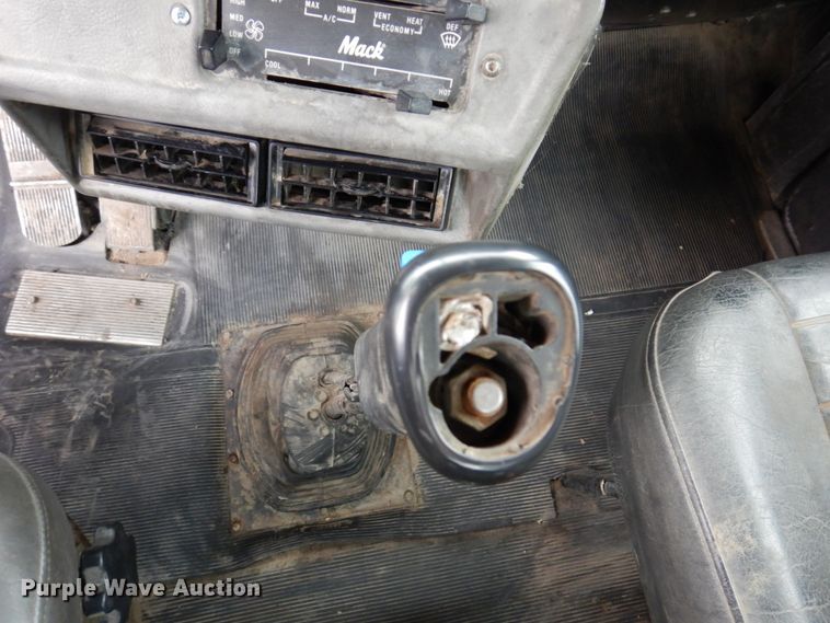 image for item IM9852 2001 Mack RD Series  semi truck