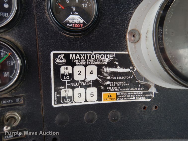 image for item IM9852 2001 Mack RD Series  semi truck