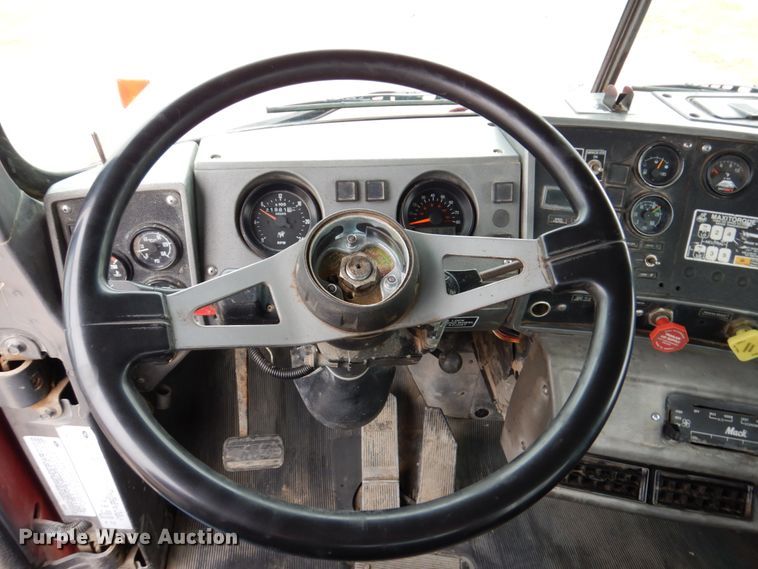 image for item IM9852 2001 Mack RD Series  semi truck