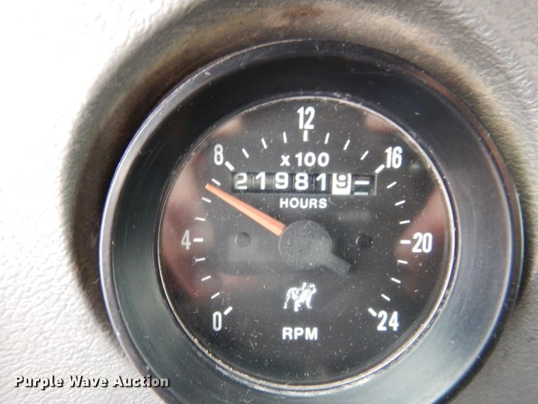 image for item IM9852 2001 Mack RD Series  semi truck