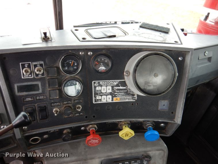 image for item IM9852 2001 Mack RD Series  semi truck