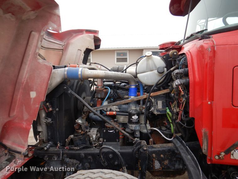 image for item IM9852 2001 Mack RD Series  semi truck