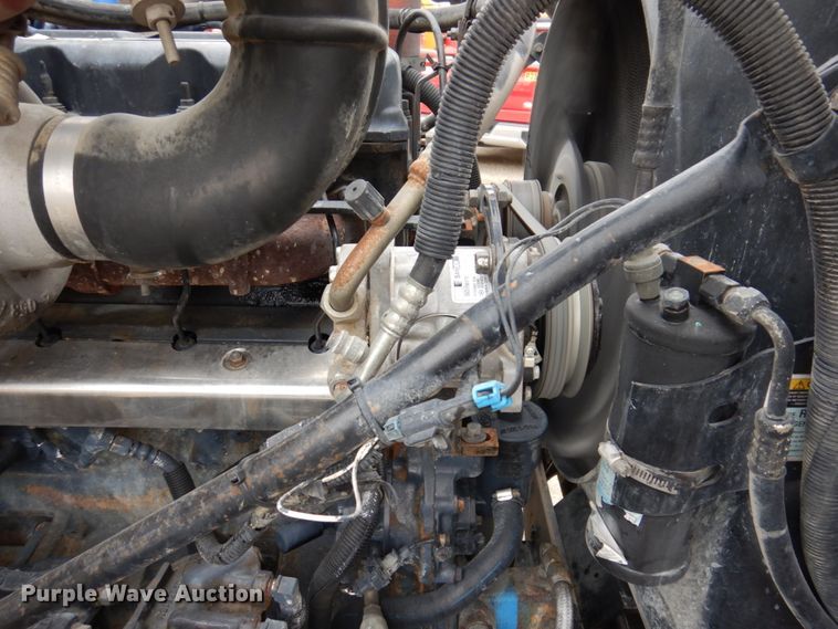 image for item IM9852 2001 Mack RD Series  semi truck