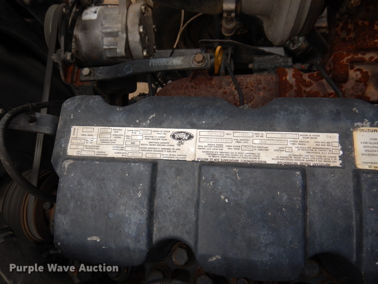 image for item IM9852 2001 Mack RD Series  semi truck