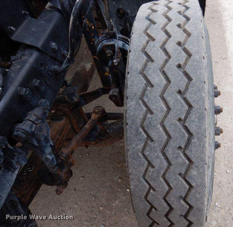 image for item IM9852 2001 Mack RD Series  semi truck