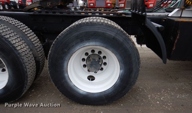 image for item IM9852 2001 Mack RD Series  semi truck