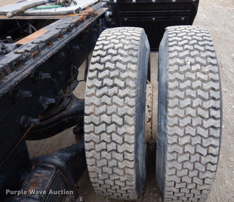 image for item IM9852 2001 Mack RD Series  semi truck