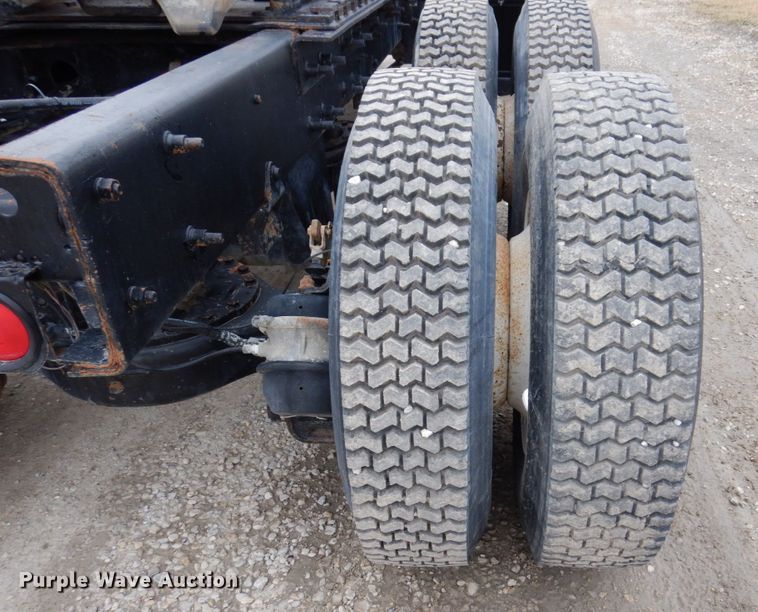 image for item IM9852 2001 Mack RD Series  semi truck