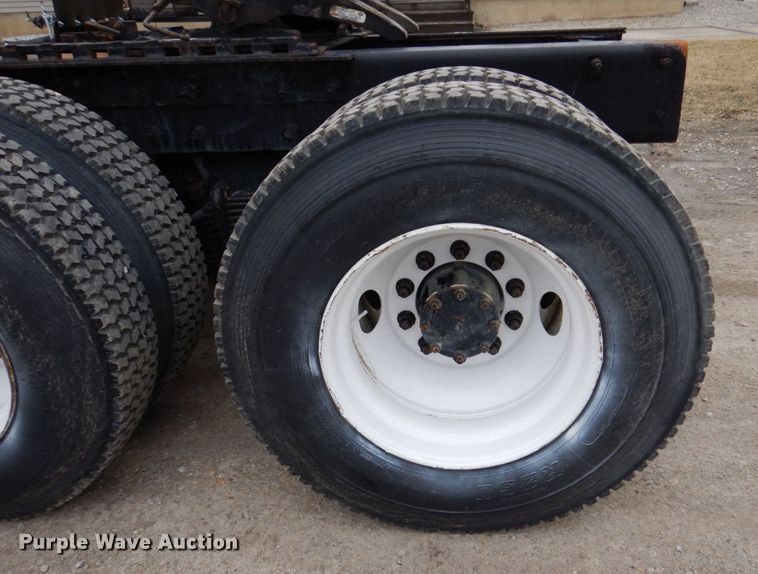 image for item IM9852 2001 Mack RD Series  semi truck