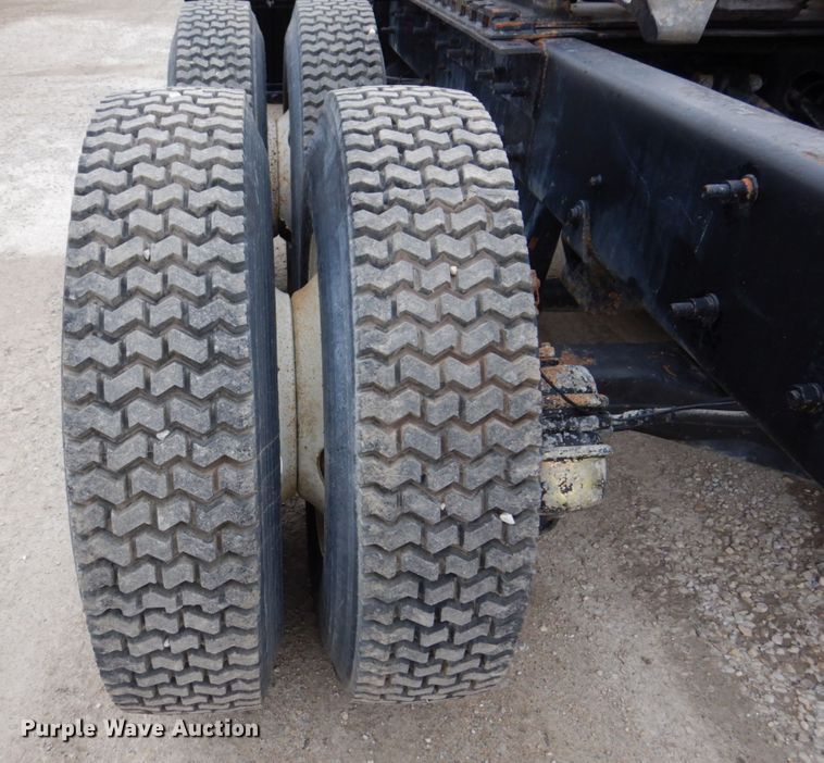 image for item IM9852 2001 Mack RD Series  semi truck