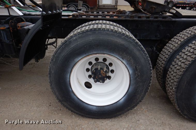 image for item IM9852 2001 Mack RD Series  semi truck