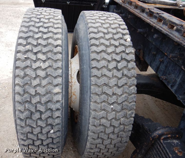 image for item IM9852 2001 Mack RD Series  semi truck