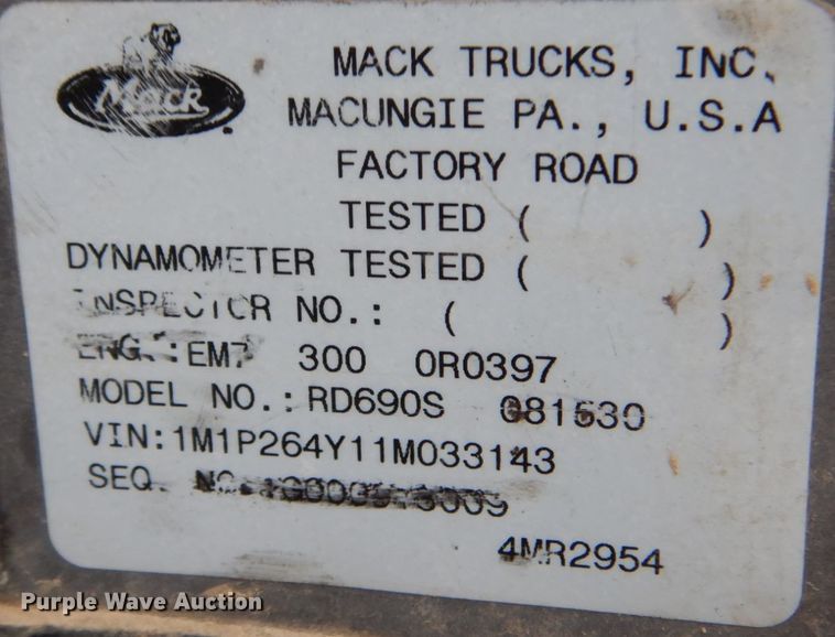 image for item IM9852 2001 Mack RD Series  semi truck