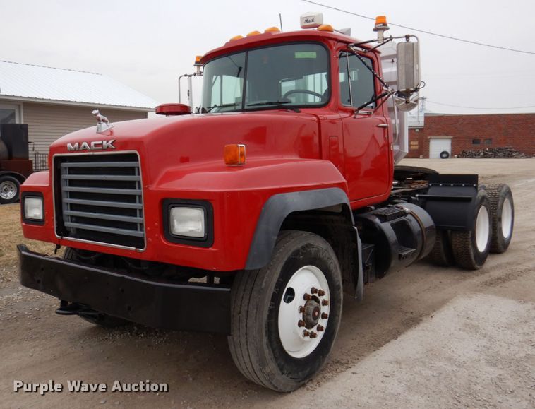 image for item IM9853 2002 Mack RD Series  semi truck