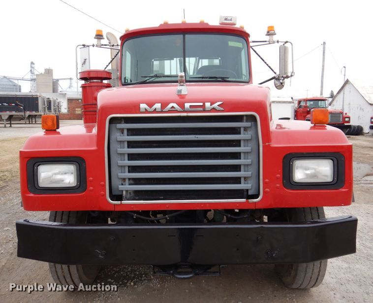 image for item IM9853 2002 Mack RD Series  semi truck