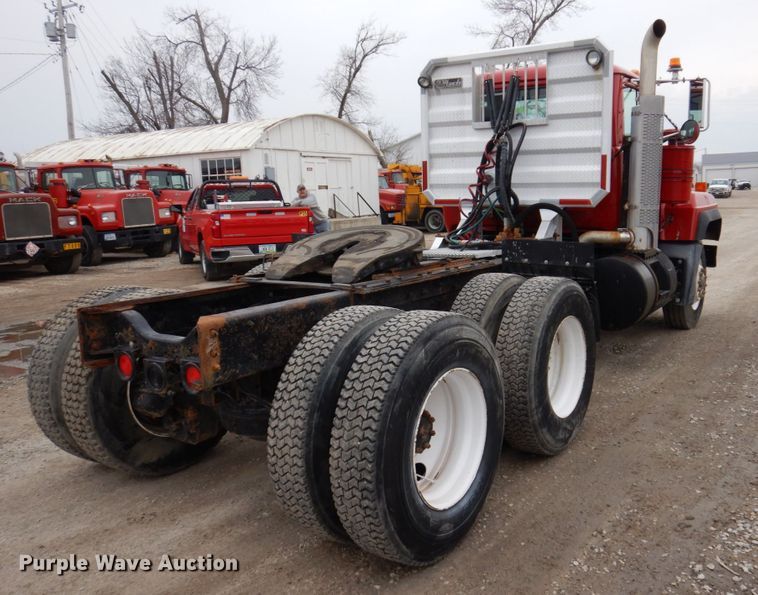 image for item IM9853 2002 Mack RD Series  semi truck