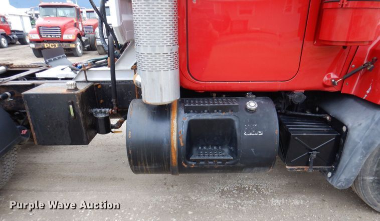 image for item IM9853 2002 Mack RD Series  semi truck