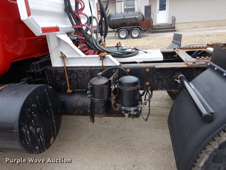 image for item IM9853 2002 Mack RD Series  semi truck