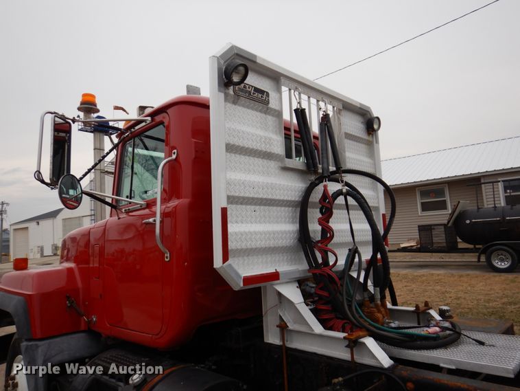 image for item IM9853 2002 Mack RD Series  semi truck