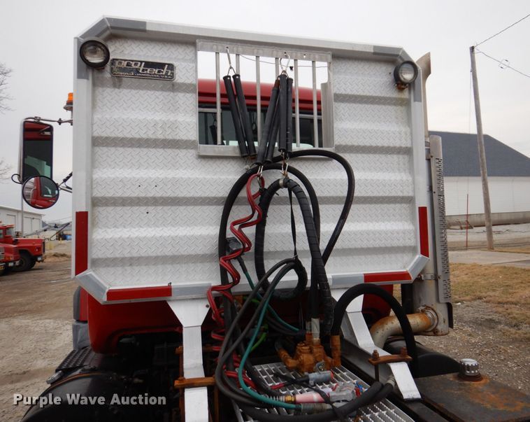 image for item IM9853 2002 Mack RD Series  semi truck