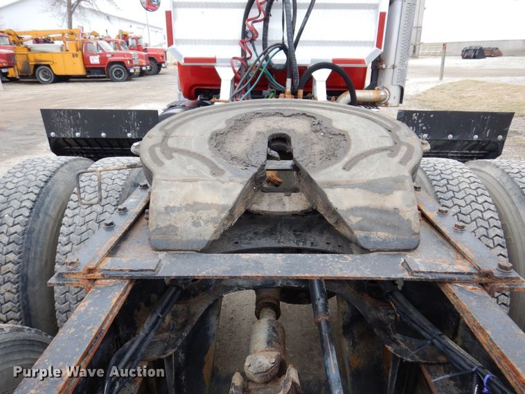 image for item IM9853 2002 Mack RD Series  semi truck