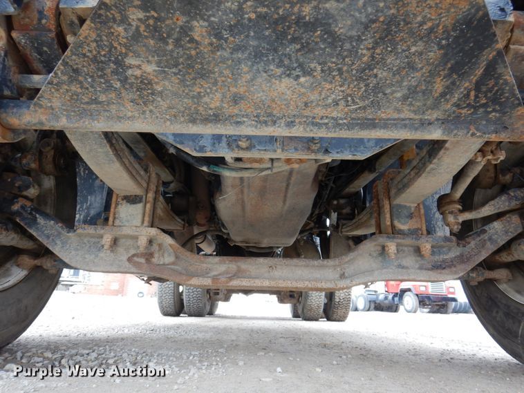 image for item IM9853 2002 Mack RD Series  semi truck