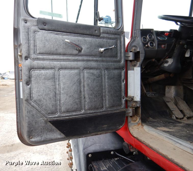 image for item IM9853 2002 Mack RD Series  semi truck