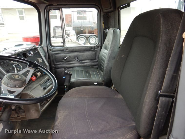 image for item IM9853 2002 Mack RD Series  semi truck