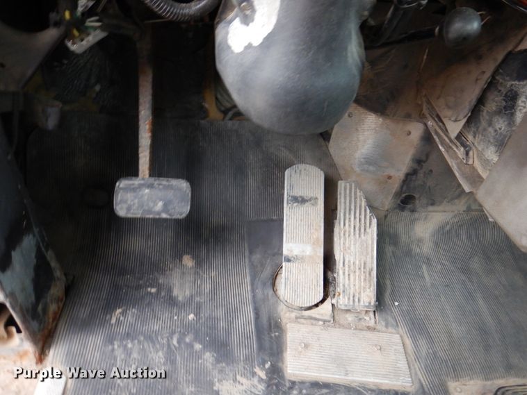 image for item IM9853 2002 Mack RD Series  semi truck