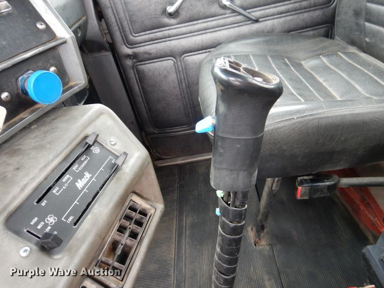 image for item IM9853 2002 Mack RD Series  semi truck