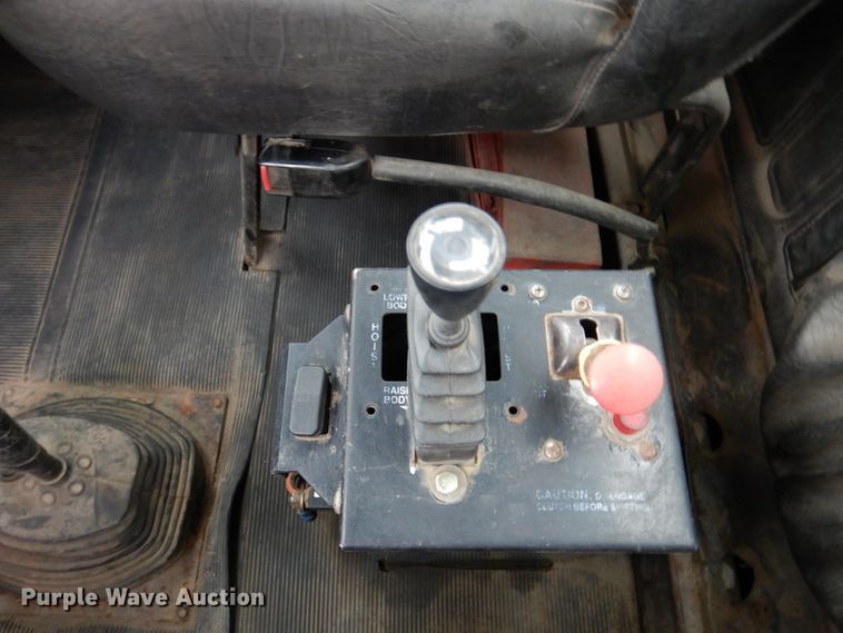 image for item IM9853 2002 Mack RD Series  semi truck