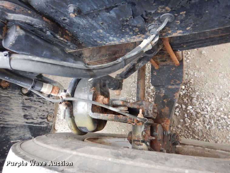 image for item IM9853 2002 Mack RD Series  semi truck