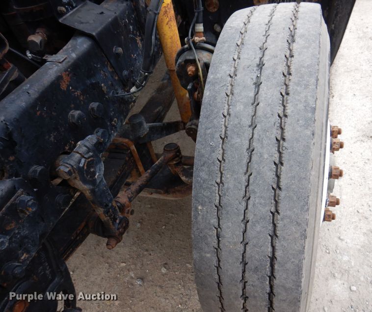 image for item IM9853 2002 Mack RD Series  semi truck