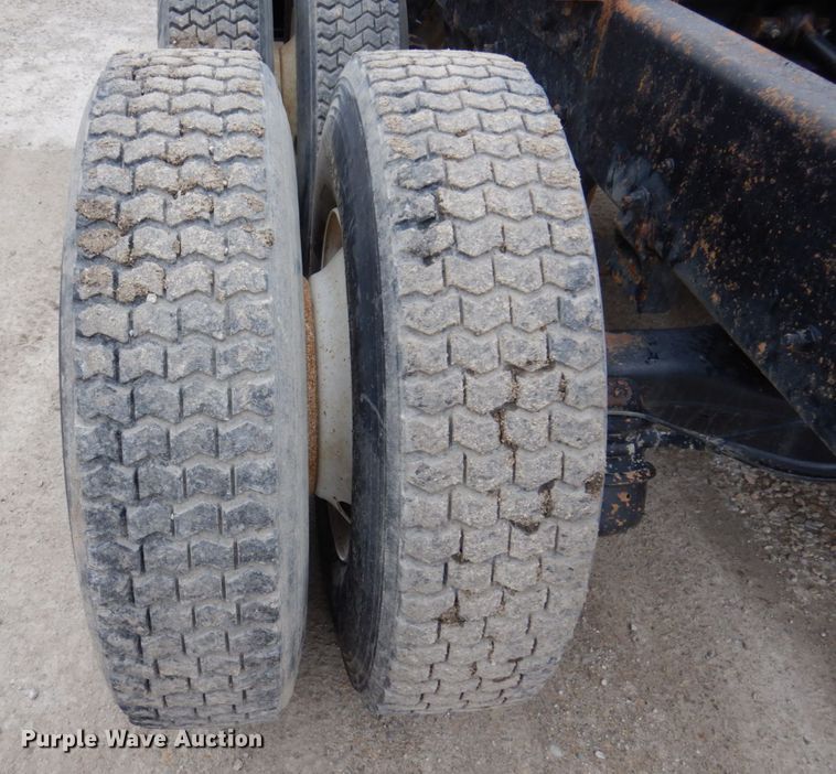 image for item IM9853 2002 Mack RD Series  semi truck