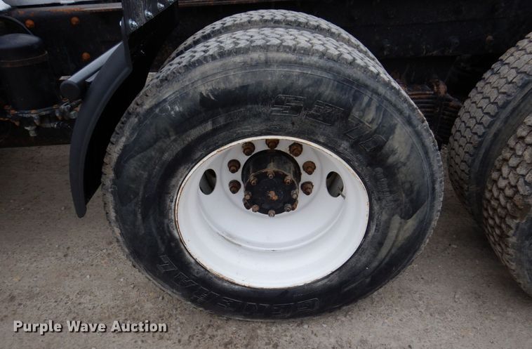 image for item IM9853 2002 Mack RD Series  semi truck