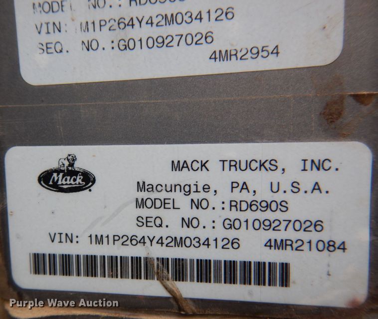 image for item IM9853 2002 Mack RD Series  semi truck