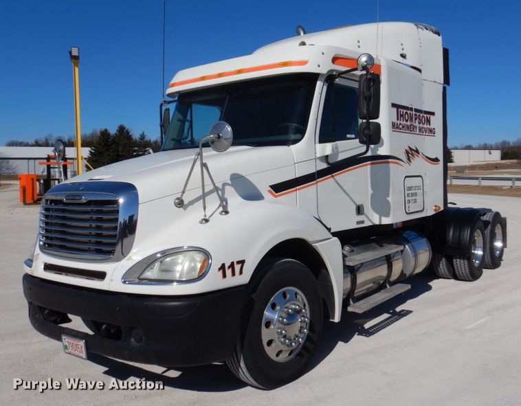 image for item IM9864 2004 Freightliner Columbia 120  semi truck