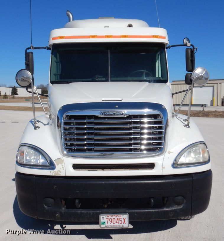 image for item IM9864 2004 Freightliner Columbia 120  semi truck