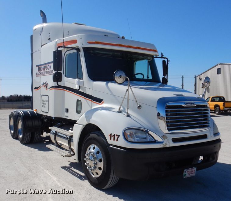 image for item IM9864 2004 Freightliner Columbia 120  semi truck